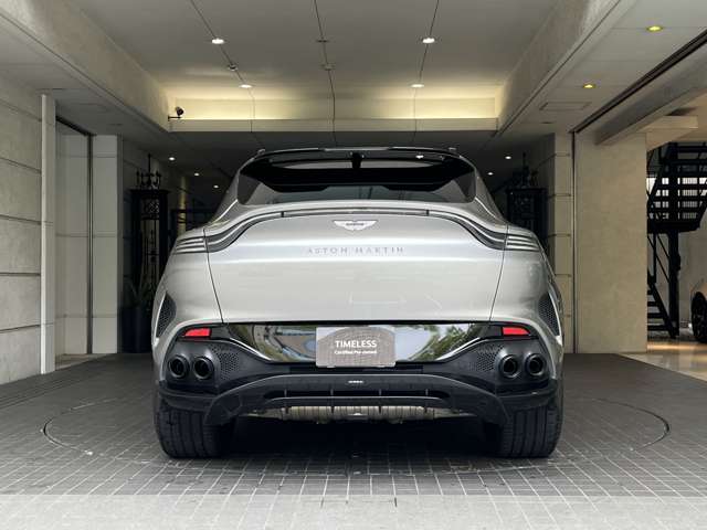 Aston Martin DBX 4
