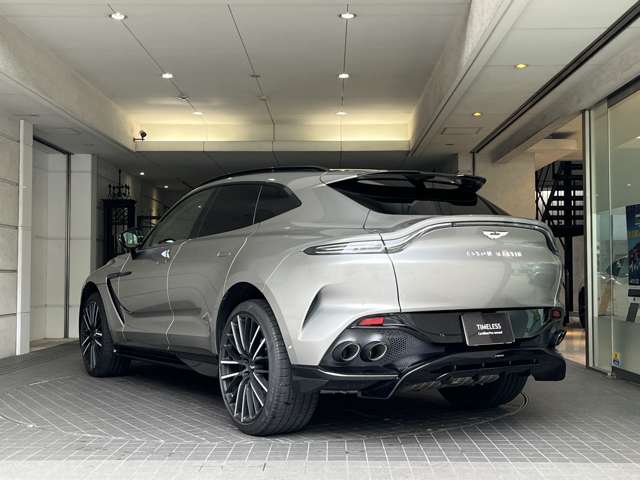Aston Martin DBX 5