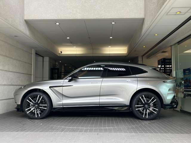Aston Martin DBX 6