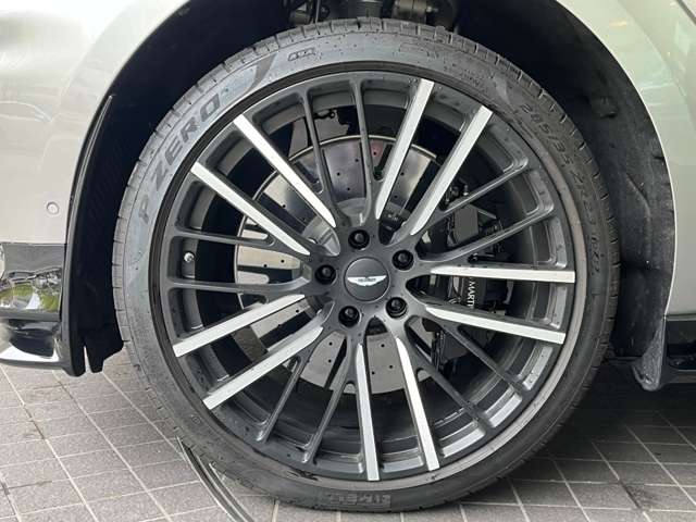 Aston Martin DBX 8