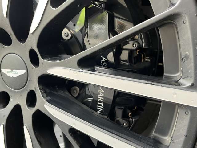 Aston Martin DBX 9