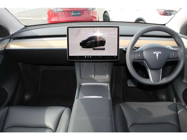 Tesla Model Y 4