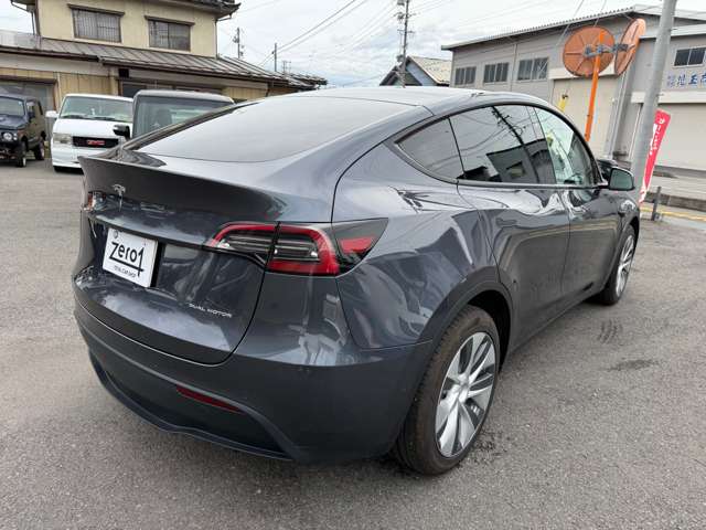 Tesla Model Y 4