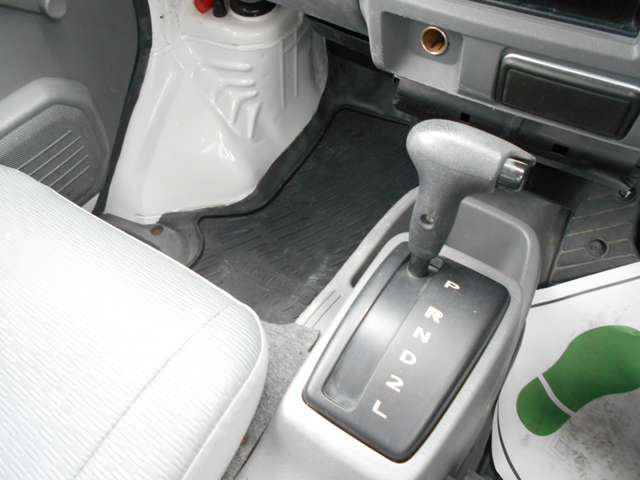 Mitsubishi Minicab Van 2