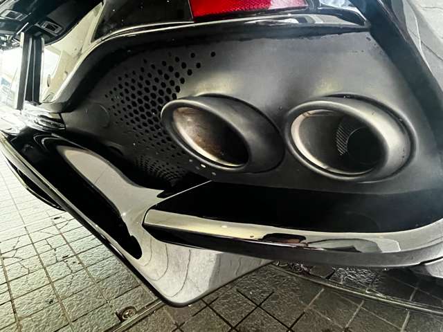 Aston Martin DBX 11