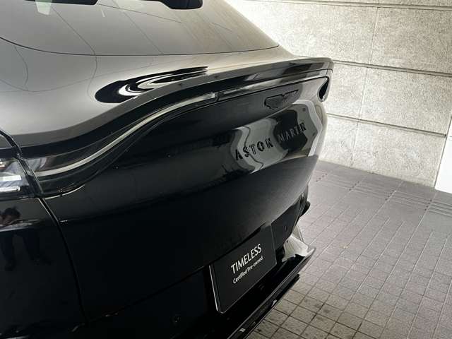 Aston Martin DBX 12