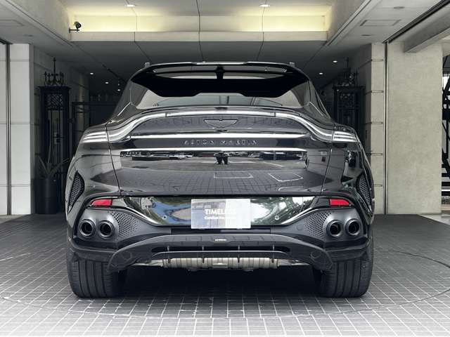 Aston Martin DBX 4