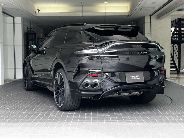 Aston Martin DBX 5