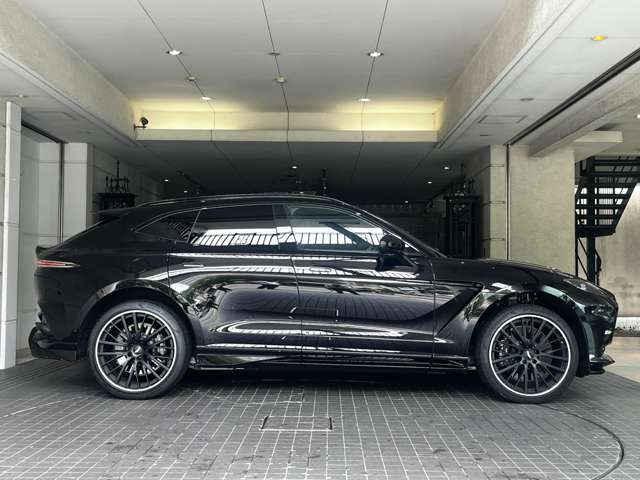 Aston Martin DBX 6