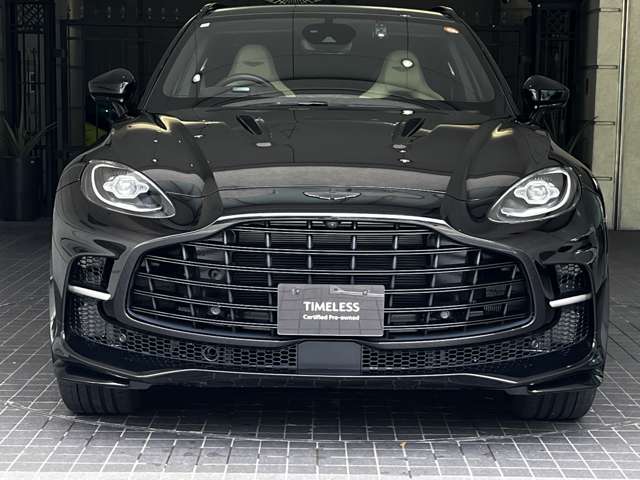 Aston Martin DBX 8