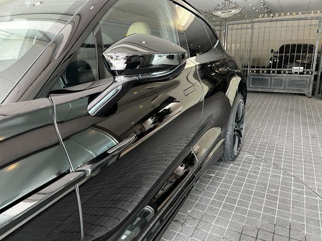 Aston Martin DBX 9