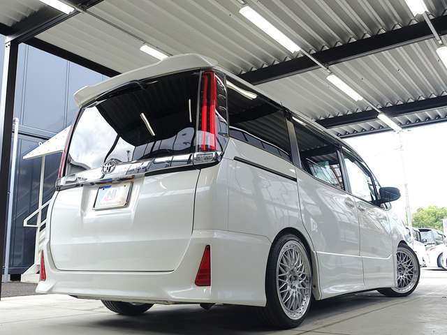 Toyota Noah 7
