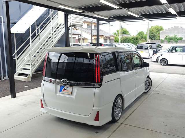 Toyota Noah 8