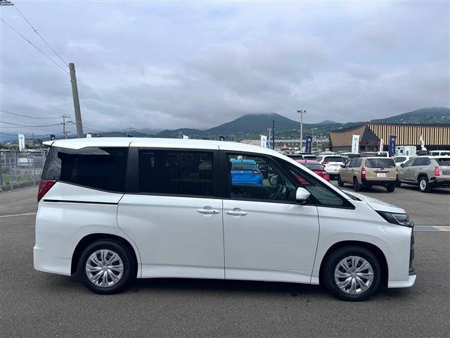 Toyota Noah 10