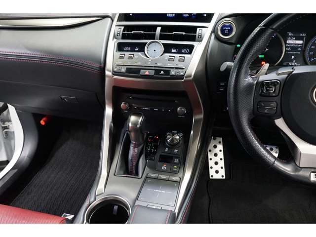Lexus NX 11