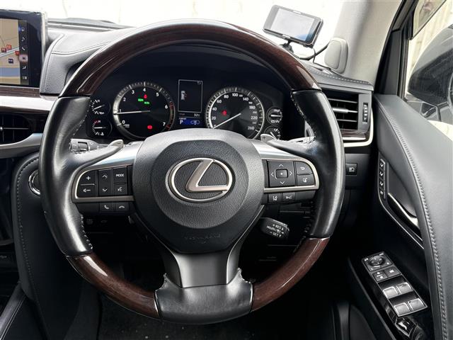 Lexus LX 12
