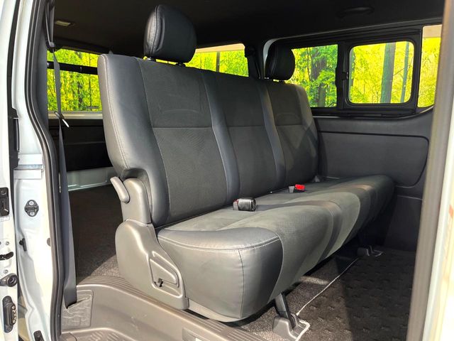 Toyota Hiace Van 10