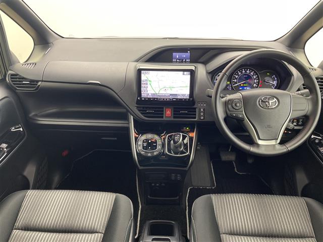 Toyota Voxy 9