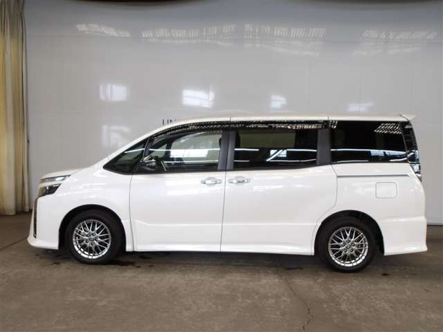 Toyota Voxy 2