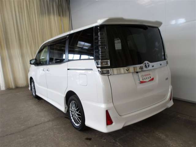Toyota Voxy 3