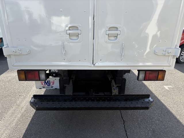 Isuzu Elf 9
