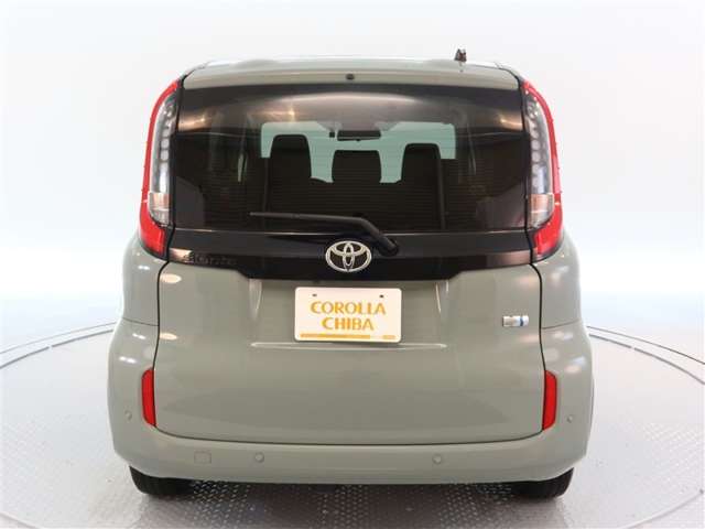 Toyota Sienta 4