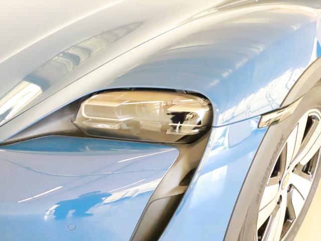 Porsche Taycan Cross Turismo 10