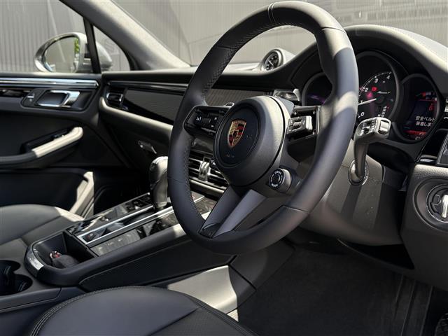 Porsche Macan 8