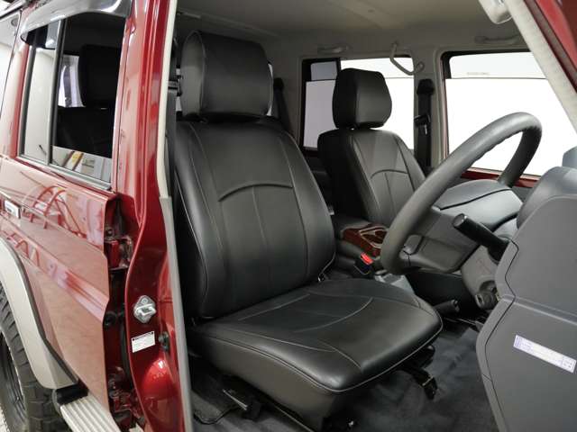 Toyota Land Cruiser 70 4