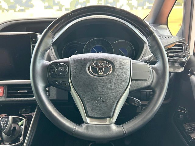 Toyota Voxy 12