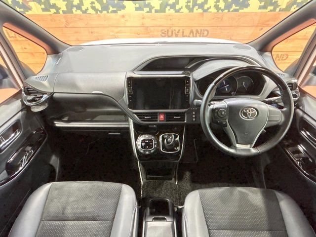 Toyota Voxy 2