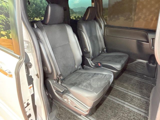 Toyota Voxy 9