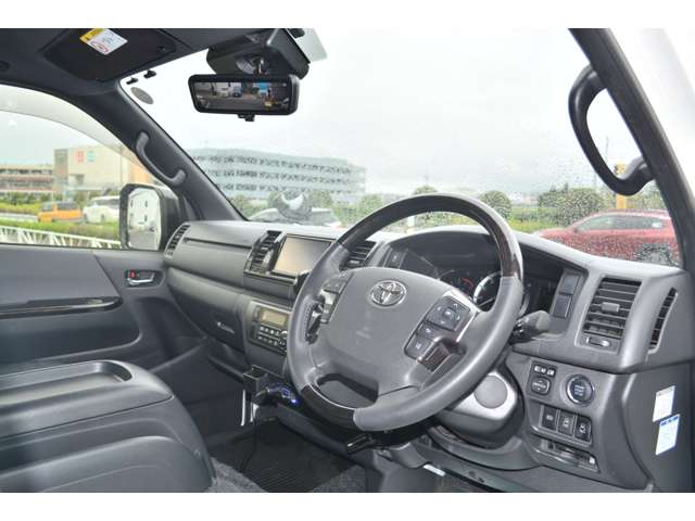 Toyota Hiace Van 12