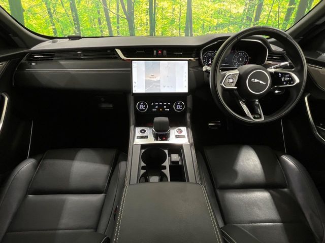 Jaguar F-Pace 2
