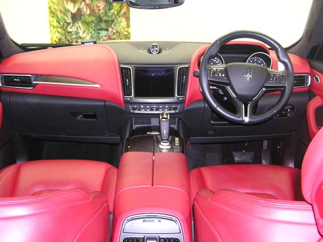 Maserati Levante 8