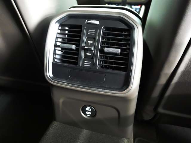 Porsche Macan 11