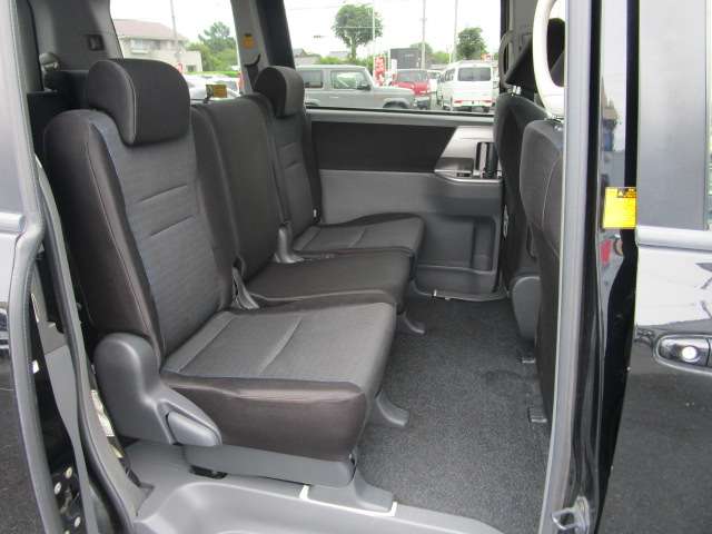 Toyota Voxy 12