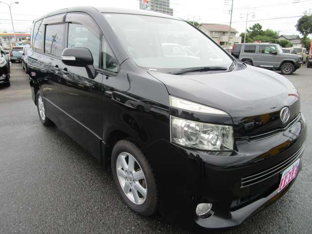 Toyota Voxy 4
