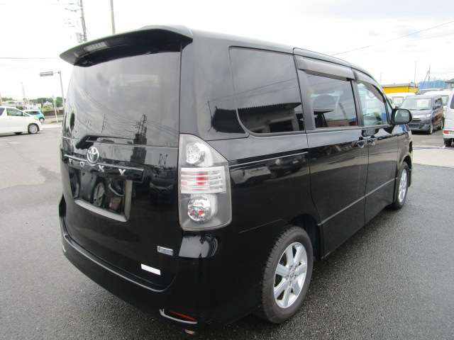Toyota Voxy 8