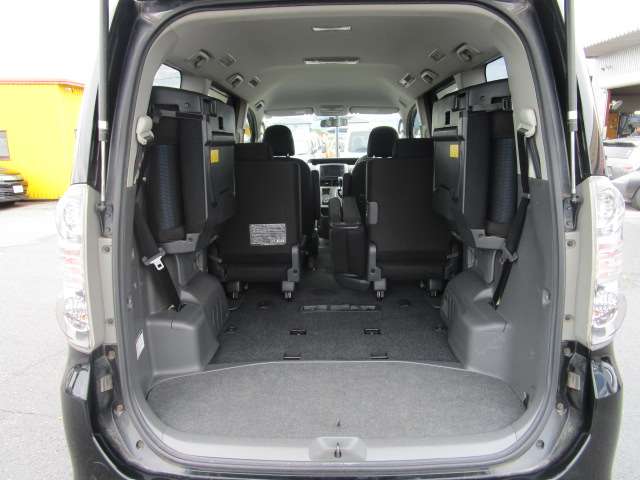 Toyota Voxy 9