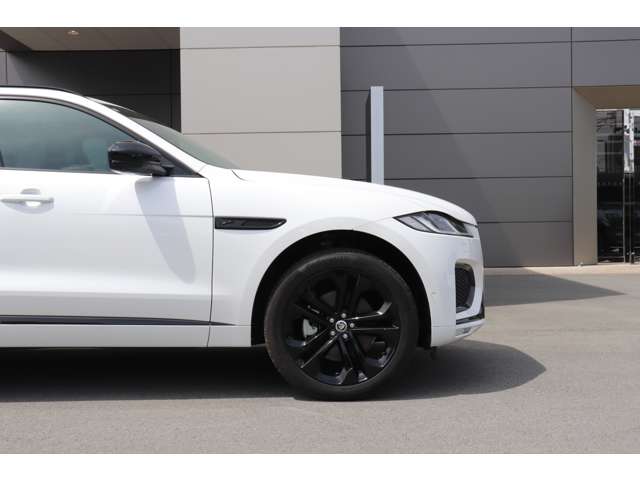 Jaguar F-Pace 12