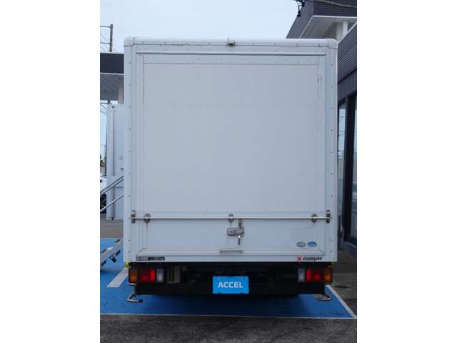 Isuzu Elf 10