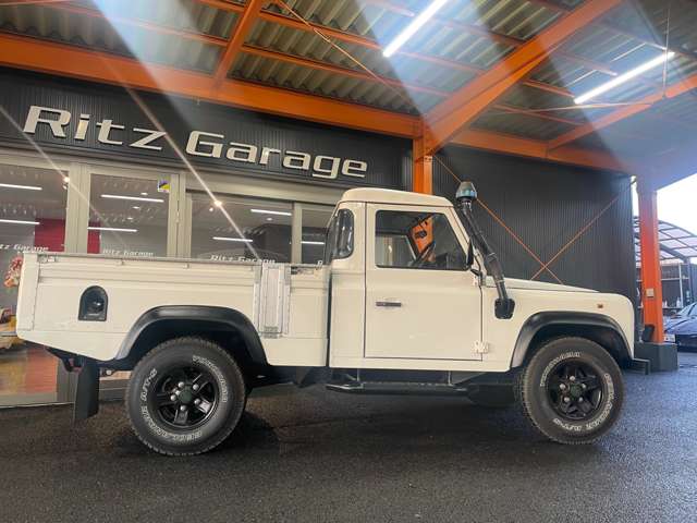 Land Rover Defender 6