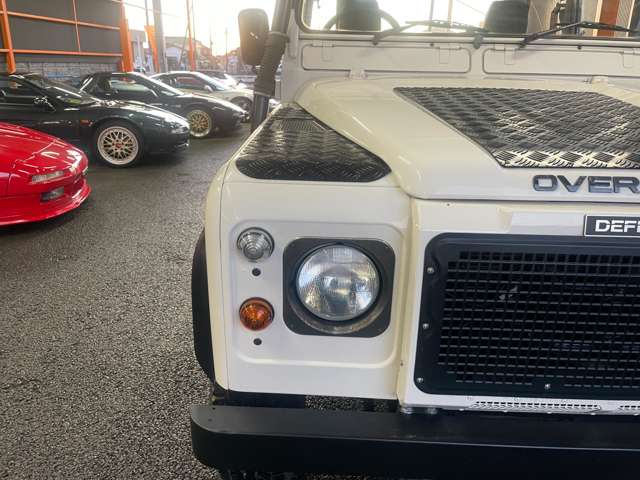 Land Rover Defender 9