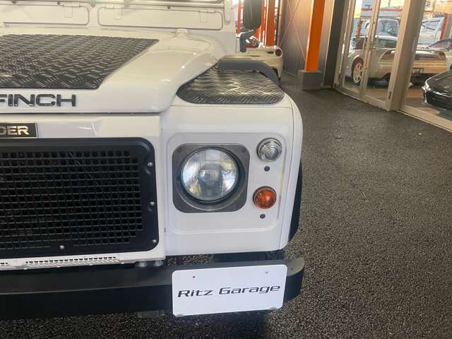 Land Rover Defender 10
