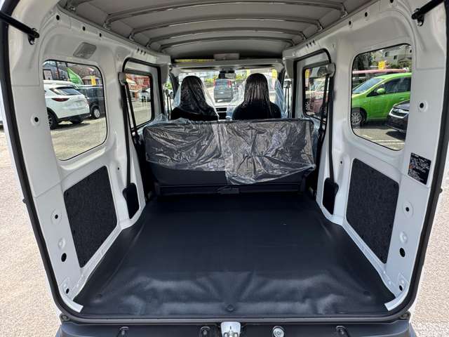 Daihatsu Hijet Cargo 12
