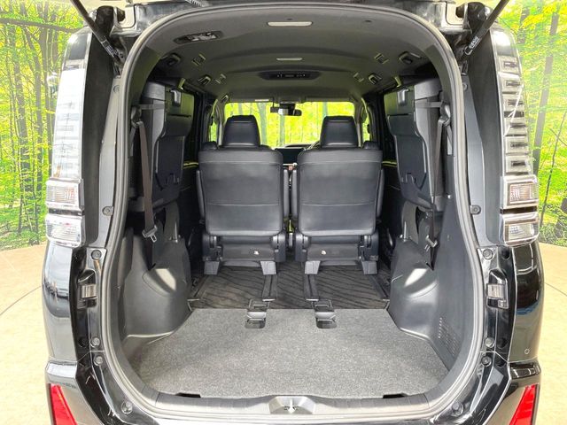 Toyota Voxy 11