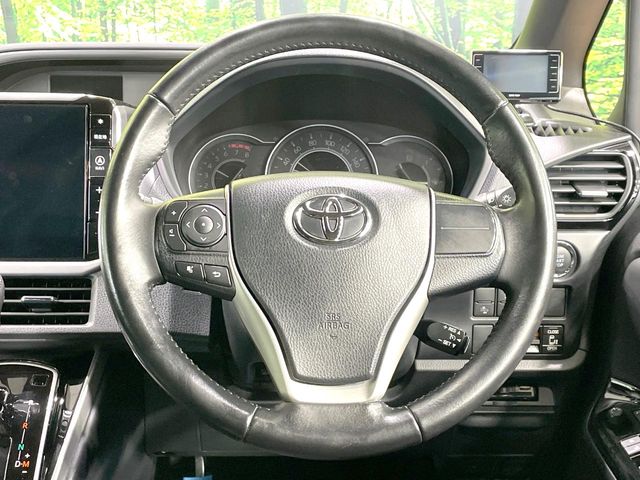 Toyota Voxy 12