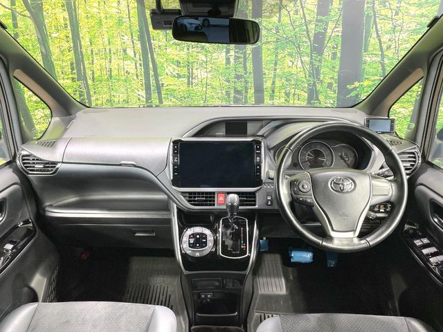 Toyota Voxy 2