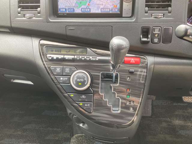 Toyota Isis 12